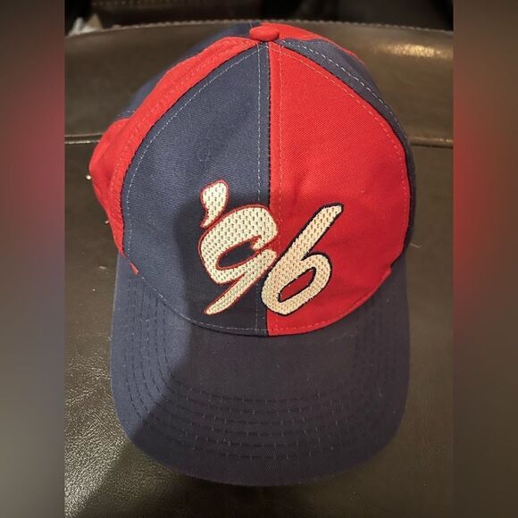 Vintage 1996 Walt Disney World Mickey Mouse Colorblock Snapback Hat - Picture 1 of 7